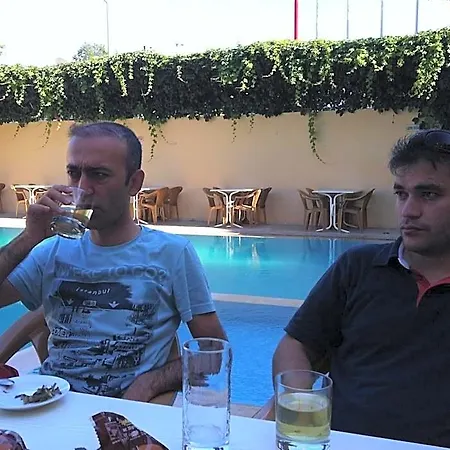 Caner Gazde/Camere de închiriat *